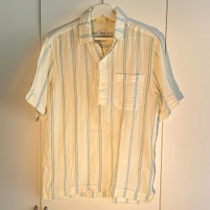 Somrig randig pike från Zara  - Hej, säljer en blå vit randig pike från Zara. Somrig och härligt & bekvämt material. Storlek S men passar även M, relaxed fit. Härlig passform, passar perfekt till sommaren. Nypris 600kr. Pris kan diskuteras. Hör av dig vid frågor! 