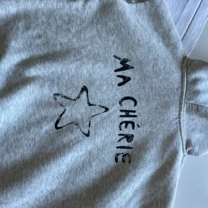 Ljusgrå ma chérie hoodie - Ma chérie hoodie inbra skick