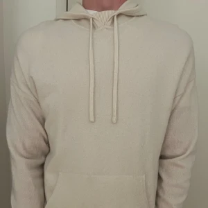 Massimo Dutti - Säljer denna helt nya Massimo dutti Kashmir hoodie. (10/10)