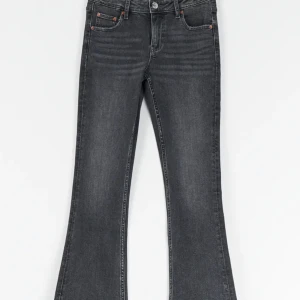 Svarta/ mörkgrå bootcut jeans - Svarta/ mörkgrå bootcut jeans. Low/ waist med slits ner till.