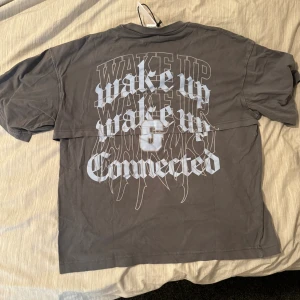 BERSHKA T-shirt oanvänd  - Oanvänd Berhka t-shirt i storlek M (oversize modell) tryck fram och bak