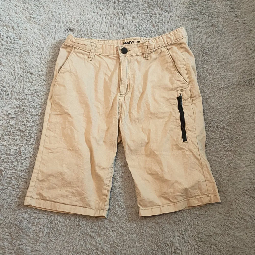 Säljer nu dessa snygga shorts då de är för små för mig. Skick är 9,5/10 inga defekter. Pris kan diskuteras 🤝. Shorts.