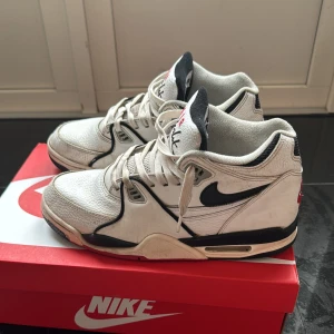 Nike Air Flight - Nike Air Flight, en lite högre sko med mjuk insida. Signerade av Dogge Doggelito. Sparsamt använda. 