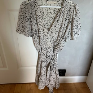 Sommarklänning  - En super söt kort sommarklänning från retro & icone i strl M. Sitter super bra och endast använd 1 gång! 