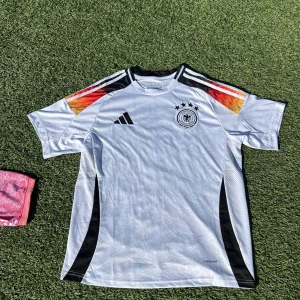 Tyskland Hemmaställ Euro 2024 - Säljer fotbolls tröjor på mindre än retail, vi har ett större utval på vår instagram Jerseysidan.