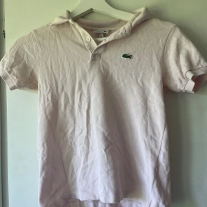 Lacoste piké  - Dags att sälja min älskade piké, tror jag från början köpte den på barn men passar mig i xs