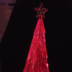 Julgran som växlar färg i rött lila rosa - Julgran som växlar färg i rött lila rosa  Längd 33,5cm Boten bräd 12cm