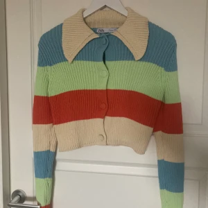 Kofta - En jättefin kofta från zara som inte kommer till användning, en knapp har ramlat av men jag har sytt på den igen💞