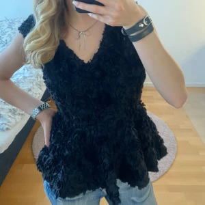 Svart festtopp - Säljer denna jätte coola festtopp med blommigt material😘 I jätte gott skick och super snygg