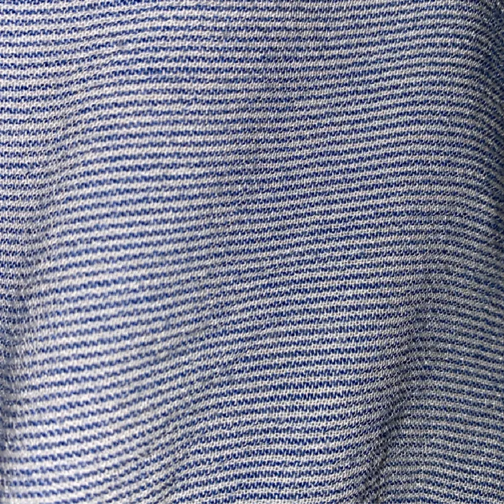 En fin ljusblå blus. Skön att bära och perfekt till sommaren då den har en luftig och mjuk material. . Blusar.