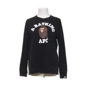 Bape long sleeve - En långärmad t-shirt by a bathing ape. Vad mer ska man säga?  [SWISH / används vid betaling] [SPÅRBAR FRAKT / finns möjligt]