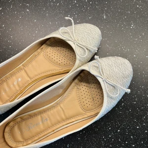 Vita ballerinaskor  - Jättefina vita/silvriga ballerinaskor! Köpta på Vinted, men har själv aldrig använt dem då de inte passade! 