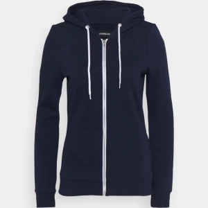 Kofta - Mycket fin kofta från märken ”Even&Odd”. Den är i mycket fint skick och färgen är mörkblå. Formar kroppen jättefint och passar till allt💞