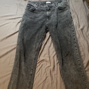 Woodbird Leroy Black Jeans - Säljer dessa Woodbird jeans som är i använt skick. Finns lite lösa trådar och fläckar som går bort efter lite scrubbande! Annars är de i bra skick bort sätt från de. W32 L32