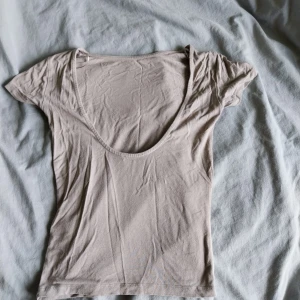 T-shirt med öppen rygg - En valig T-shirt med öppen rygg