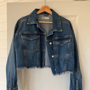 Croppad jeansjacka - Jättefin helt oanvänd jeansjacka från Gina Tricot