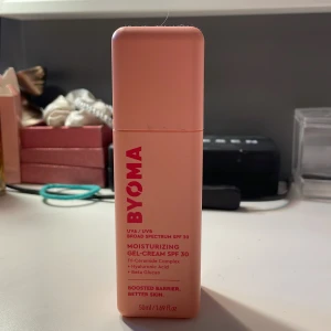 Byoma kräm - Byoma moisturizing gel cream spf 30. Ansiktskräm som innehåller spf 30-solkräm, perfekt för sommaren men även vintern. Säljer pga den inte kommer till användning.