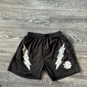 Eric emmanuel shorts - Inga skador eller något, bara använt 3 gånger. Skriv gärna om fler frågor