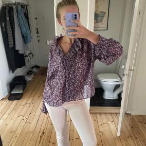 Jag köpte blusen på NK i Stockholm i Isabel Marant egna butik. Blusen är ny, aldrig använd och har inga defekter. Säljer då den tyvärr inte kommer till användning. Jag svarar gärna på alla frågor! 🌷