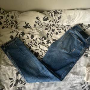 Oanvänd Neuw jeans i storlek 32/32 