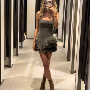 Zara ruffle dress - Säljer nu denna väldigt populära ”ruffle dress” från Zara som är helt slutsåld. Den var tyvärr för liten på mig därav atg jag säljer, men den är så extremt snygg och passar perfekt till sommaren. Har inga fler bilder🌸🌸