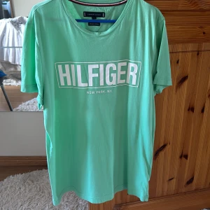 Tröja från Tommy Hilfiger - Somrig tröja från TH. Använd fåtal gånger. Mycket bra skick.