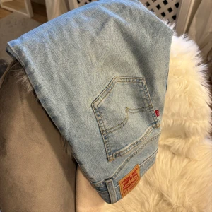 Lågmidjade Levis jeans  - Levis jeans i modellen super low, säljer endast då jag skulle ha tagit en mindre storlek! De är endast testade och därför i nyskick 😊nypriset ligger på 919