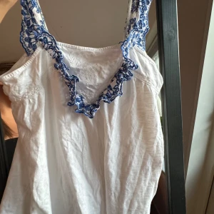 Sommar linne  - Detta linnet köpte jag i Spanien och finns alltså inte i Sverige. Har använt den hyfsat mycket men är fortfarande i bra kvalitet. Säljer då jag inte längre har användning av den. Jätte fin till sommaren!