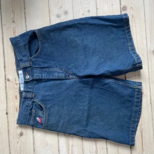 Jeans shorts - Polar skate big boy shorts(dark blue) relativt använda fat i mycket bra skick. Nypris 1200kr. 