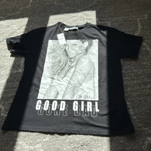 Rihanna good girl gone bad tröja - Jättefin T-shirt som inte kommer till användning, den är i storlek S och är ca 2 månader gammal men aldrig använd!!💗💗köpte den för 159kr och säljer för 100kr💗