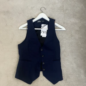 Väst - Marinblå väst från Zara, prislappen kvar. Storlek XS men passar även S