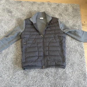 Byta moncler cardigan  - Byter just nu min fina moncler cardigan i storlek s, den är ny skick och knappt använd:)