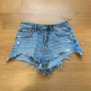 Zara jeansshorts - Säljer dessa jeansshorts originellt från Zara. Använt mycket, men har tyvärr växt ut dem. Kan vara lite mindre i storleken. Skriv privat för fler bilder!