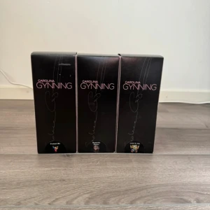 Vitvinsglas, Carolina Gynning, oanvända - 3 Vitvinsglas med olika motiv  1 protect me 1 butterfly queen 1 love is joy  Aldrig använda