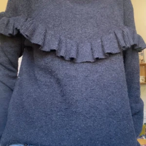 Stickad tröja med volang  - Jättesnygg stickad tröja med en volang ❤️‍🔥