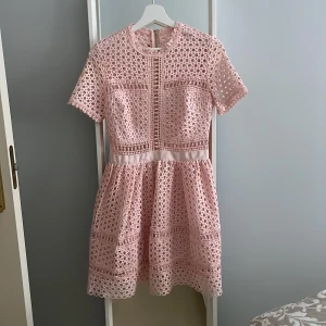 By Malina klänning - Rosa klänning från By Malina! 💓 Använd 1 gång! Som ny, inga defekter 