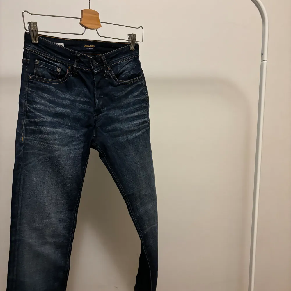 Jack n Jones jeans Strlk 27W 32L Perfekt skick utan fel, sitter väldigt bra till storlek och passar bra till massa outfits! Orginalpris 699kr. Jeans & Byxor.