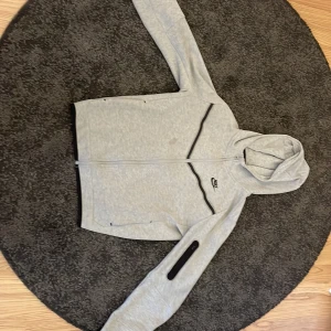 OG Nike tech fleece  - Hej släjer min gamla Nike tesh pga av att jag inte använder den längre den är i bra skick skulle säga 9 av 10 pris kan diskuteras den är 158-170 men passar även xs denna modellen säljs inte längre 