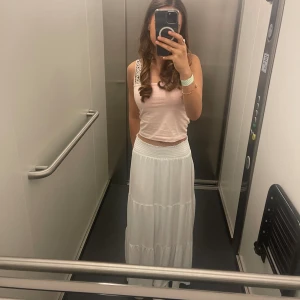 Långkjol - Säljer denna jättefina vita långkjol, då jag har rensat min garderob❣️använd endast en gång så kjolen är alltså i nyskick‼️PERFEKT NU TILL SOMMAREN☀️Storlek XS men den passar även jättebra som S! Säljer för 150kr?!, (pris kan diskuteras)