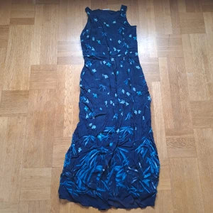 Blommig maxiklänning  - Står str. 36.  Är en osynlig dragkedja vid på sidan. Fint skick. Pris är diskuterbart 💗😊