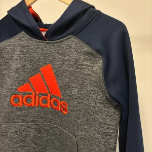 Adidas hoodie - Adidas hoodie  Strlk 158-164 Felfri och kan andvändas vid träningstillfällen eller som vanligt. Håller värme bra!