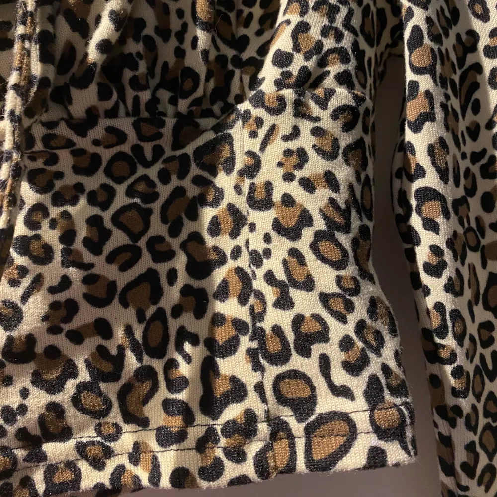 Använd ett fåtal gånger, i bra skick. Leopardfärgad långärmad från SHEIN.. Tröjor & Koftor.