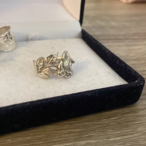 Ring  - Ring i äkta silver som är köpt på marknad för 500 kr, justerbar, har aldrig använts!