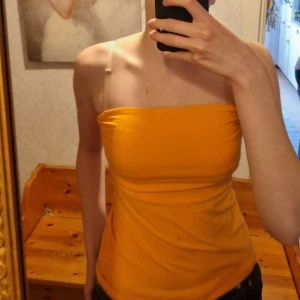 Orange tube top  - Jätte fin och somrig orange tube top från HM, aldrig använd!🤩