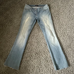 Lågmidjade jeans - Säljer dessa skitsnygga jeans med as coola detaljer!! Midjemått(tvärs över): 40 cm, innerbenslängden: 85 cm💕💕