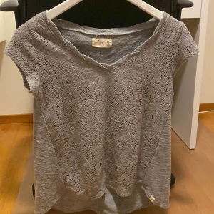 Jättefin topp med detaljer - Säljer min jättefina tröja med detaljer eftersom jag inte använder den längre! Köptes för flera år sedan och är därför lite osäker på pris, kostade runt 250 kr och säljs inte heller längre!💝💝