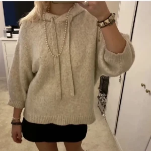 Stickad hoodie trekvartsärm  - Sticakd hoodie med trekvartsärm i storlek s , helt slutsåld 🧚‍♂️