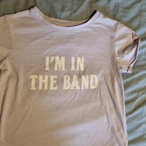 Lila t-shirt - Säljer denna lila t-shirt där det står "I'm in the band" storlek 146-152 från H&M barnavdelning. T-shirten är nopprad här och var då den använts. 🫶Inga hål eller fläckar. Kontakta vid frågor eller liknande. Kan sänka priset vid snabb affär. 🤗