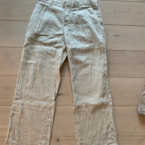 Linnebyxor  - Linnebyxor från hm, grym passform, ganska loose. Strl 32 i midja och längd