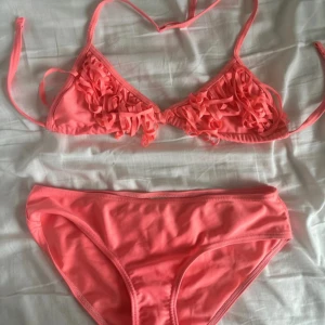 neon rosa bikini sett underdel och överdel - har legat i min garderob väldigt länge. knappt använd. för fler bilder eller några frågor skicka ett meddelande 💫 